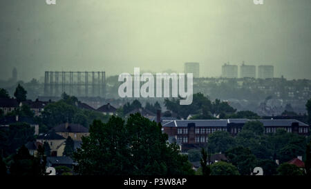 Glasgow, Scotland, UK 20 juin. Météo France : Songe d'approches et de temps froid brouillard humide d'automne comme seuls les maisons de banlieue Knightswood sont totalement visible devant la Kelvinside gazomètres et les tours de maryhill alors que la ville est invisible sous le brouillard et la pluie dans la distance, Gérard Ferry/Alamy news Crédit : Gérard ferry/Alamy Live News Banque D'Images