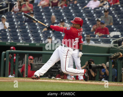 Washington, District de Columbia, Etats-Unis. 18 Juin, 2018. Nationals de Washington droit fielder Juan Soto (22) se connecte pour un deux-en sixième manche contre les Yankees de New York au Championnat National Park à Washington, DC le lundi 18 juin, 2018. C'est de terminer la partie qui a été interrompue après le sommet de la sixième manche le 15 mai 2018 avec le score à égalité 3 - 3. Credit : Ron Sachs/CNP. Credit : Ron Sachs/CNP/ZUMA/Alamy Fil Live News Banque D'Images