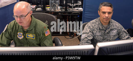 Le Major de l'US Air Force Air Force colombien de Matt et le lieutenant-colonel Giovanni, la forme d'un plan pour combler un scénario dans la base aérienne Davis-Monthan AFB PANAMAX à 16, en Arizona, le 31 juillet 2016. PANAMAX est un exercice annuel parrainé par le Commandement Sud des États-Unis qui augmente la capacité des nations unies de travailler ensemble, permettre aux forces assemblés d'organiser comme une force opérationnelle multinationale et tester leur capacité de réaction à des opérations combinées. (U.S. Air Force photo de Tech. Le Sgt. Heather R. Redman) Banque D'Images