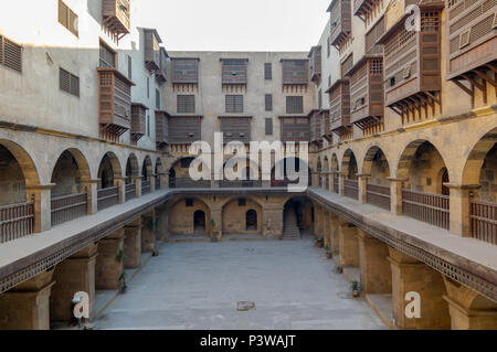 Façade de Wikala (caravansérail) de Bazaraa, avec arcades voûtées et des fenêtres couvertes par des grilles en bois entrelacé (moucharabieh contemporain), adaptée en Tombakshia st Banque D'Images