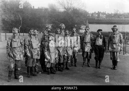 Maidstone (ARP) Patrouille Raid aérien posent pour une photo de groupe avec leurs masques à gaz et uniforme. Cette image a été prise pendant les années 1940 à Maidstone. Banque D'Images