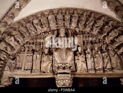 PORTICO DE LA GLORIA-DET DEL TIMPANO-CRISTO Y EL TETRAMORFOS -ANGELES Y ANCIANOS DEL APOCALIPSIS-1188-1200 - ROMANICO ESPAÑOL. Auteur : Maître Mateo (ch. 1150-c. 1200). Emplacement : CATEDRAL-intérieur, SANTIAGO DE COMPOSTELA, Coruña, ESPAGNE. Banque D'Images