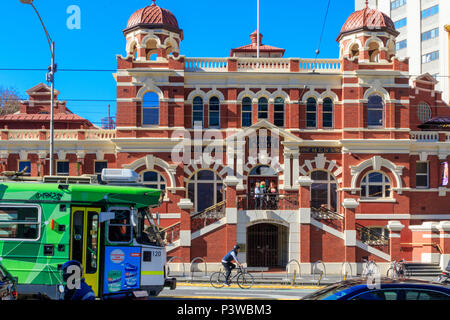 L'Australie, Bath House, Melbourne, Melbourne City Baths, Victoria, tram vert Banque D'Images