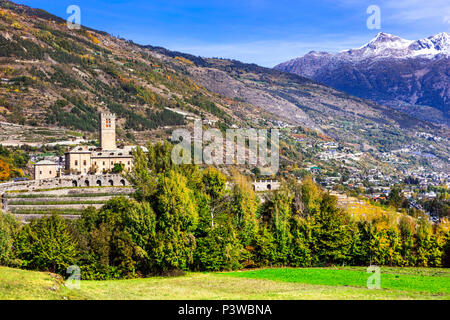 Beau château Sarre,avec vue sur les vignobles et les montagnes, la Vallée d'aoste,Italie. Banque D'Images