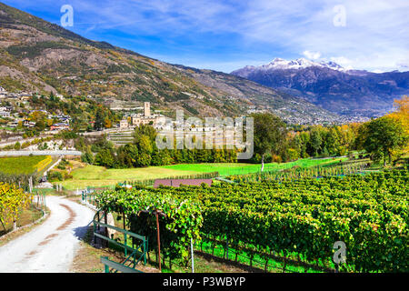 Sarre impressionnant château,avec vue sur les vignobles et les montagnes, la Vallée d'aoste,Italie. Banque D'Images