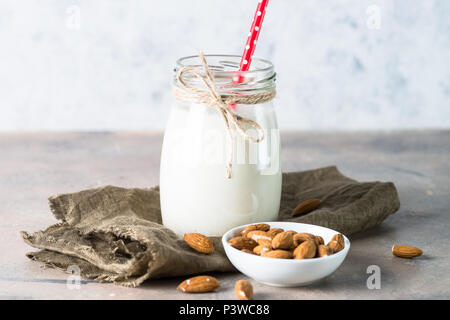 Le lait d'amande dans un bocal en verre. Produits laitiers produit. Lait végétalien. Banque D'Images