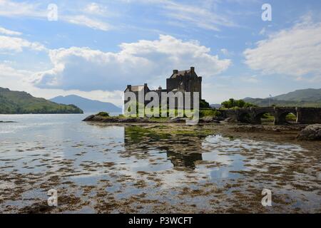 La célèbre attraction touristique écossais, le château d'Eilean Donan, Dornie, Kyle of Lochalsh, Ecosse, Royaume-Uni Banque D'Images