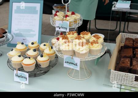 Cake est à la foire de l'alimentation locale à Portree, Skye, Scotland, avec un assortiment de petits gâteaux frais et un avis d'alerte possible allergie aux noix contenu. Banque D'Images