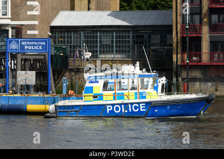 Un lancement du moteur de la police métropolitaine amarré à une jetée sur la Tamise à Londres, en Angleterre. Banque D'Images