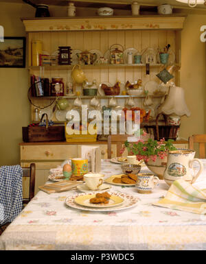Set de table pour le petit déjeuner dans salle à manger avec grande commode pin Banque D'Images
