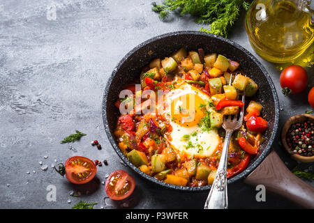 Œuf frit avec des légumes. Shakshukka menemen, plat traditionnelle asiatique. Banque D'Images