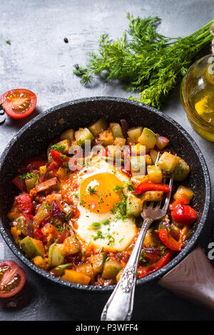 Œuf frit avec des légumes. Shakshukka menemen, plat traditionnelle asiatique. Close up. Banque D'Images