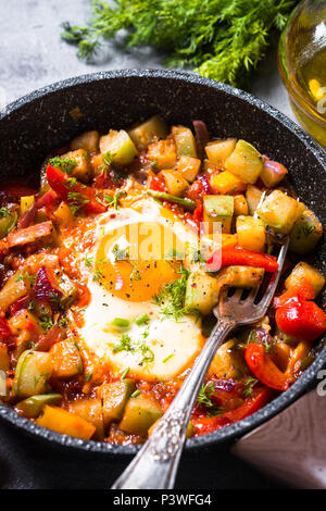 Œuf frit avec des légumes. Shakshukka menemen, plat traditionnelle asiatique. Close up. Banque D'Images