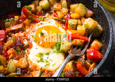 Œuf frit avec des légumes. Shakshukka menemen, plat traditionnelle asiatique. Close up. Banque D'Images