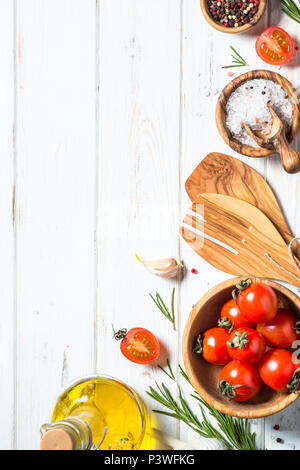 Ingrédient pour la cuisson des aliments. Arrière-plan de la nourriture sur la table en bois blanc. Haut de la copie de la vue de l'espace. Banque D'Images