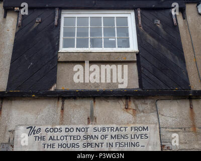 Les dieux ne soustraire à un âge de mens vit les heures consacrées à la pêche : communication sur le mur à l'Aquarium Marin de Lyme Regis, dans le Dorset Banque D'Images