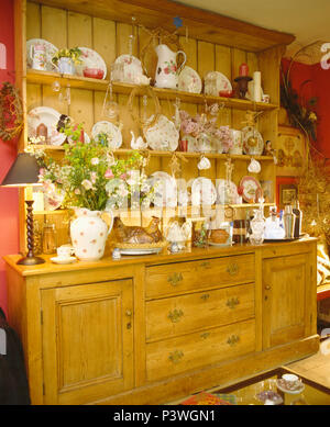 Grand pin vintage commode avec collection de la Chine et vase de fleurs d'été Banque D'Images