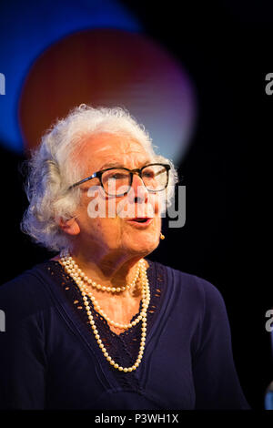 Judith Kerr, écrivain britannique et l'illustrateur. Elle a créé à la fois des livres d'images comme la série Mog et le tigre qui est venu à plateau et acclamé romans pour enfants plus âgés comme le semi-autobiographique lorsque Hitler a volé lapin rose, qui a donné un enfant vue d'ensemble de la Seconde Guerre mondiale. Né en Allemagne, d'origine juive, elle est venue en Angleterre avec sa famille en 1933 au milieu de la montée du nazisme.. Photo de la 2018 Hay Festival de la littérature et des Arts. le festival annuel dans la petite ville de Hay on Wye sur la frontière galloise , attire des écrivains et penseurs de tout le Banque D'Images