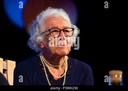 Judith Kerr, écrivain britannique et l'illustrateur. Elle a créé à la fois des livres d'images comme la série Mog et le tigre qui est venu à plateau et acclamé romans pour enfants plus âgés comme le semi-autobiographique lorsque Hitler a volé lapin rose, qui a donné un enfant vue d'ensemble de la Seconde Guerre mondiale. Né en Allemagne, d'origine juive, elle est venue en Angleterre avec sa famille en 1933 au milieu de la montée du nazisme.. Photo de la 2018 Hay Festival de la littérature et des Arts. le festival annuel dans la petite ville de Hay on Wye sur la frontière galloise , attire des écrivains et penseurs de tout le Banque D'Images