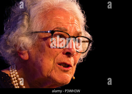Judith Kerr, écrivain britannique et l'illustrateur. Elle a créé à la fois des livres d'images comme la série Mog et le tigre qui est venu à plateau et acclamé romans pour enfants plus âgés comme le semi-autobiographique lorsque Hitler a volé lapin rose, qui a donné un enfant vue d'ensemble de la Seconde Guerre mondiale. Né en Allemagne, d'origine juive, elle est venue en Angleterre avec sa famille en 1933 au milieu de la montée du nazisme.. Photo de la 2018 Hay Festival de la littérature et des Arts. le festival annuel dans la petite ville de Hay on Wye sur la frontière galloise , attire des écrivains et penseurs de tout le Banque D'Images