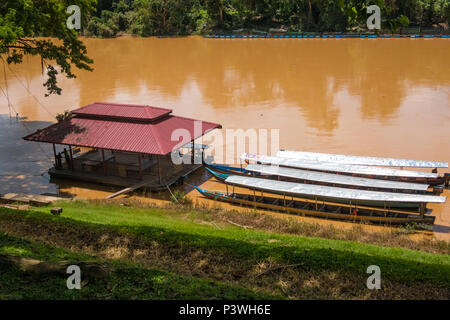 Un quai flottant en bois avec quelques attachés bateaux à longue queue motorisé avec les toitures en métal à la jetée de Kuala Tembeling dans Pahang, Malaisie. C'est le... Banque D'Images
