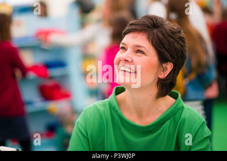 Kate Raworth, économiste anglais, auteur de « beignet Economics ', travaillant pour l'Université d'Oxford. Elle est connue pour son travail sur le « donut économie, elle le comprend comme un modèle économique que l'équilibre entre les besoins humains essentiels et les limites de la planète. Apparaissant à la 2018 Hay Festival de la littérature et des Arts. le festival annuel dans la petite ville de Hay on Wye sur la frontière galloise , attire des écrivains et penseurs du monde entier pendant 10 jours de célébrations de la meilleure de l'écrit, bien que le débat politique et littéraire Banque D'Images
