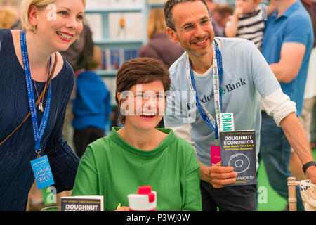 Kate Raworth, économiste anglais, auteur de « beignet Economics ', travaillant pour l'Université d'Oxford. Elle est connue pour son travail sur le « donut économie, elle le comprend comme un modèle économique que l'équilibre entre les besoins humains essentiels et les limites de la planète. Apparaissant à la 2018 Hay Festival de la littérature et des Arts. le festival annuel dans la petite ville de Hay on Wye sur la frontière galloise , attire des écrivains et penseurs du monde entier pendant 10 jours de célébrations de la meilleure de l'écrit, bien que le débat politique et littéraire Banque D'Images