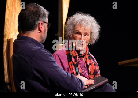 Margaret Atwood, témoignent des activités de poète, romancier, critique littéraire, essayiste, inventeur, enseignant et militant écologiste. Sur la photo de parler à Peter Florence, directeur du Festival, à l'Hay Festival 2018 de la littérature et des Arts. le festival annuel dans la petite ville de Hay on Wye sur la frontière galloise , attire des écrivains et penseurs du monde entier pendant 10 jours de célébrations de la meilleure de l'écrit, bien que le débat politique et littéraire Banque D'Images