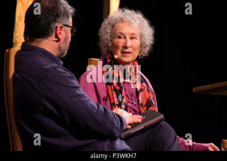 Margaret Atwood, témoignent des activités de poète, romancier, critique littéraire, essayiste, inventeur, enseignant et militant écologiste. Sur la photo de parler à Peter Florence, directeur du Festival, à l'Hay Festival 2018 de la littérature et des Arts. le festival annuel dans la petite ville de Hay on Wye sur la frontière galloise , attire des écrivains et penseurs du monde entier pendant 10 jours de célébrations de la meilleure de l'écrit, bien que le débat politique et littéraire Banque D'Images