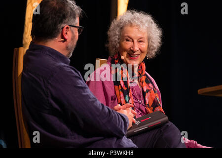 Margaret Atwood, témoignent des activités de poète, romancier, critique littéraire, essayiste, inventeur, enseignant et militant écologiste. Sur la photo de parler à Peter Florence, directeur du Festival, à l'Hay Festival 2018 de la littérature et des Arts. le festival annuel dans la petite ville de Hay on Wye sur la frontière galloise , attire des écrivains et penseurs du monde entier pendant 10 jours de célébrations de la meilleure de l'écrit, bien que le débat politique et littéraire Banque D'Images