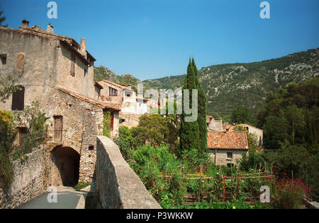 Rue tranquille dans le village médiéval de Saint-Guilhem-le-Désert, Hérault, Occitanie, France Banque D'Images