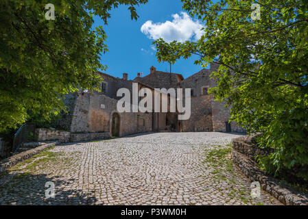 Santo Stefano di Sessanio (Italie) - Le petit et charmant village médiéval en pierre, dans le Parc National du Gran Sasso, région des Abruzzes, à 1250 mètres Banque D'Images