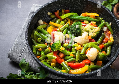 Faire revenir les légumes dans le wok. La nourriture végétalienne saine. Plat à faible teneur en calories Banque D'Images