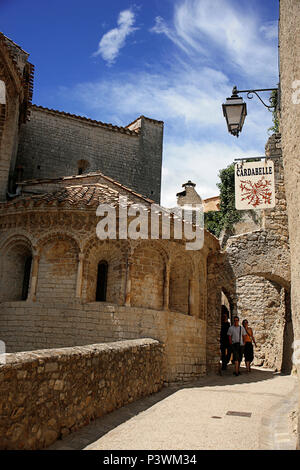 Rue Corniche de Nostra Dona par l'onzième siècle église-Abbatiale romane de Gellone, Arboras, Hérault, Occitanie, France Banque D'Images