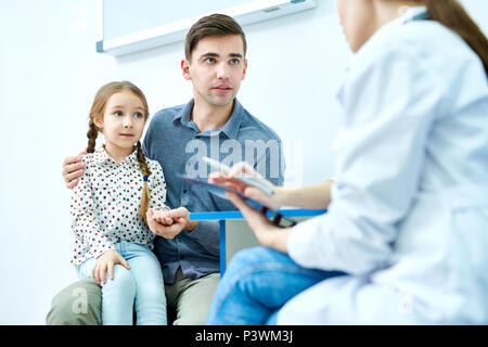 Père avec little girl in medical office Banque D'Images