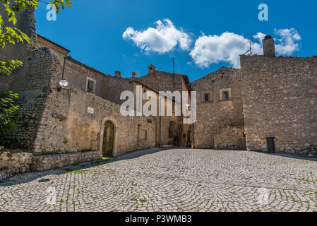 Santo Stefano di Sessanio (Italie) - Le petit et charmant village médiéval en pierre, dans le Parc National du Gran Sasso, région des Abruzzes, à 1250 mètres Banque D'Images