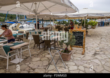 Restaurant en plein air dans Fiscado la Grèce Banque D'Images