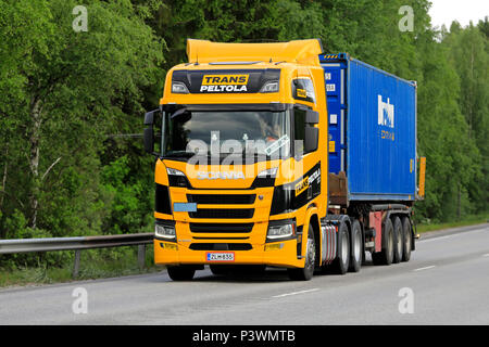 Prochaine génération de Scania R500 camion d'Trans-Peltola parcours Bruhn contenant en vrac le long de la route à l'été. Jyvaskyla, Finlande - le 15 juin 2018. Banque D'Images