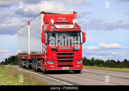 Next Generation rouge Scania R650 camion et remorque de transport de copeaux de Ylijoki Kuljetus en été dans un paysage routier Jamsa, Finlande - le 14 juin 2018. Banque D'Images