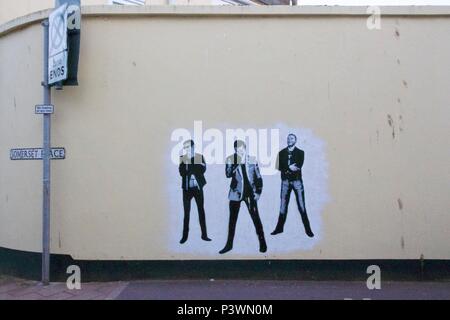 Street art illustration de la bande de Teignmouth avec Matt Bellamy de Muse, Chris Wolstenholme et Dominic Howard à Teignmouth, Devon Banque D'Images