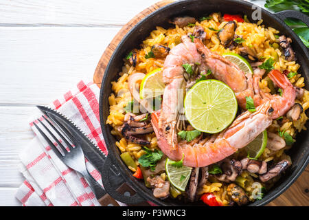 Paella aux fruits de mer. Le plat traditionnel espagnol, une cuisine européenne. Vue de dessus sur le blanc. Close up. Banque D'Images