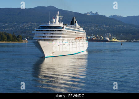 Un paquebot de croisière, Crystal Symphony, entre dans le port de Vancouver, Colombie-Britannique, Canada. Banque D'Images