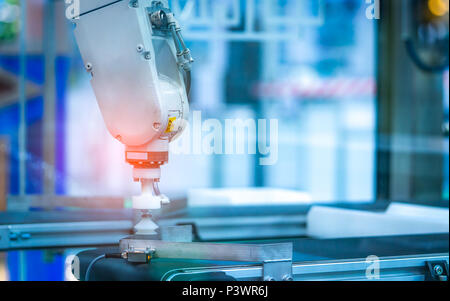 Robot machine à main libre. Utiliser smart robot dans l'industrie de fabrication pour l'industrie et de la technologie 4.0 concept. Outil robotique en usine. Banque D'Images