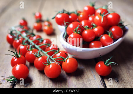 Tomates cerises fraîches sur la vigne Banque D'Images