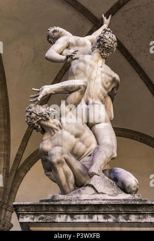 Statue l'enlèvement d'une Sabine Femme par Giambologna à partir de 1583 dans la Loggia dei Lanzi à Florence, Italie Banque D'Images