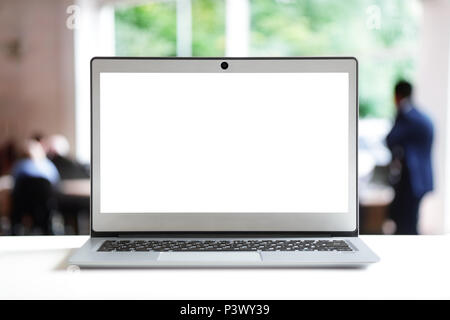 Ordinateur portable avec écran blanc copie espace bureau en prêt pour le contenu ou des maquettes Banque D'Images