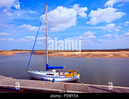 Yacht amarré sur ponton à Wells-Next-the-Sea à Low Tide sur la côte de Norfolk, Royaume-Uni Banque D'Images