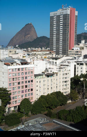 Ponto turístico do Rio de Janeiro. Pão de Açucar visto com skyline de prédios do Bairro do Flamengo. Banque D'Images