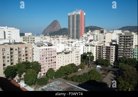 Ponto turístico do Rio de Janeiro. Pão de Açucar visto com skyline de prédios do Bairro do Flamengo. Banque D'Images
