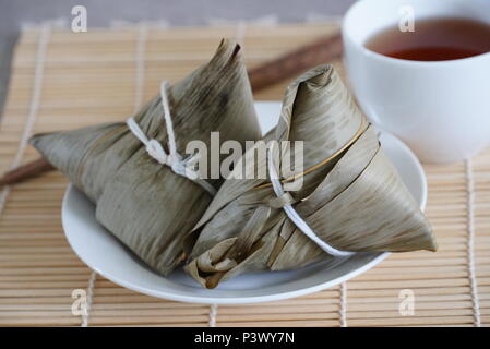 Deux sticky rice dumpling pour chinois traditionnel. Banque D'Images